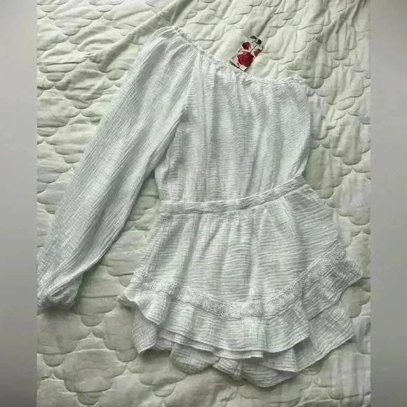 Elegant White Off-Shoulder Dress - Picture 2 of 15